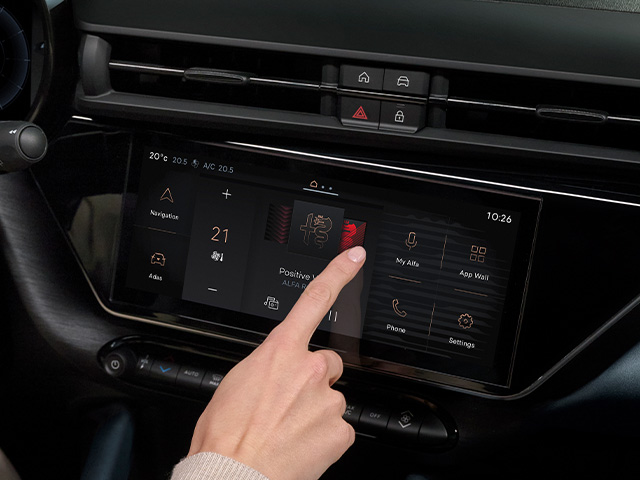 Alfa Romeo Junior - Junior Ibrida 2024 Interieur - Ecran tactile
